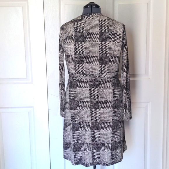 Banana Republic Black and White Print Wrap Dress - Picture 5 of 7